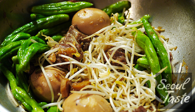 Mix in mung bean sprouts